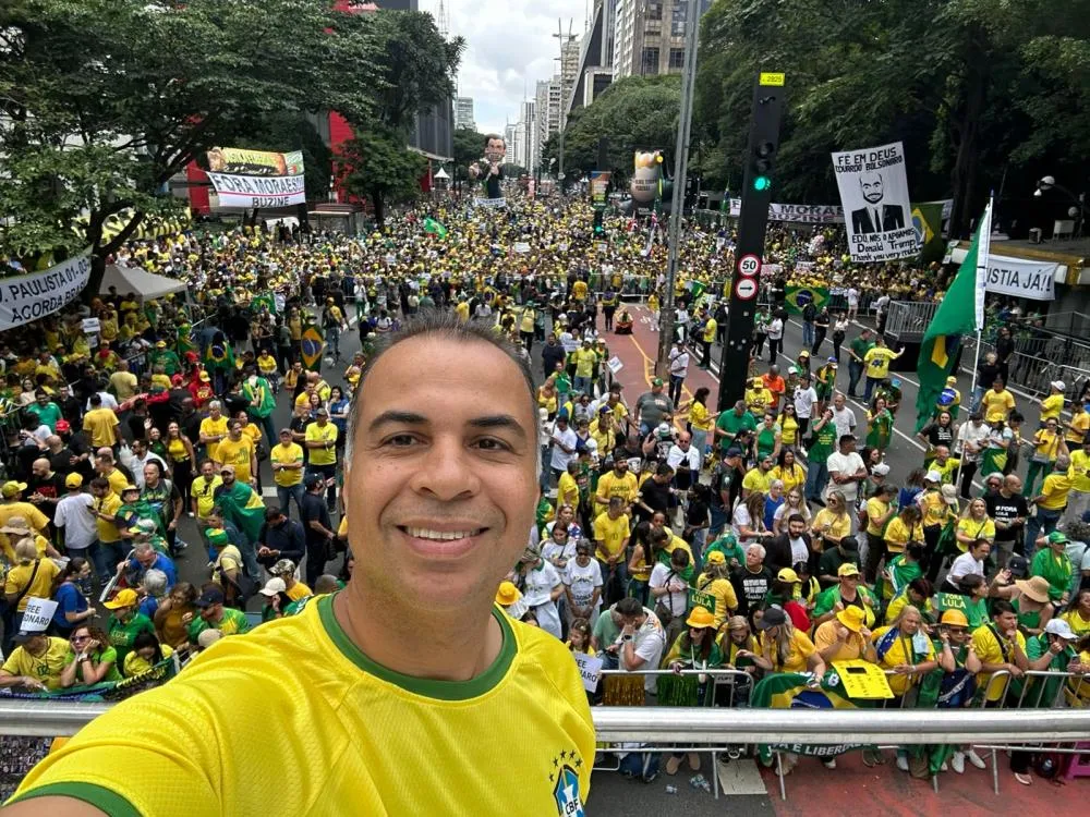 Filipe Martins marca presença na Avenida Paulista em ato “Acorda, Brasil“