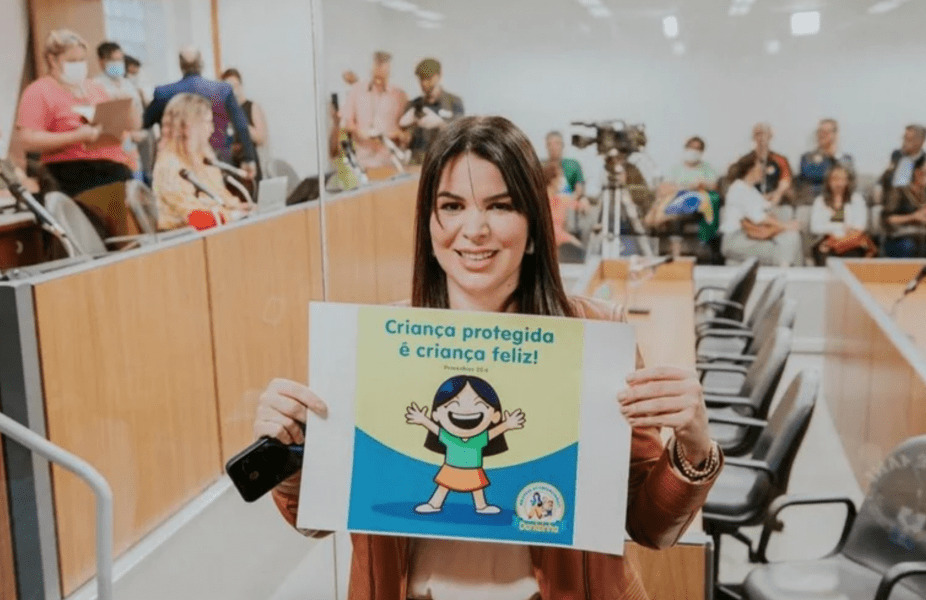 Por protestar contra “linguagem neutra” nas escolas, pastora é intimada