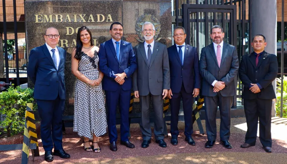 O governador do Tocantins, Wanderlei Barbosa, durante reunião com o embaixador do Brasil no Paraguai, José Antônio Marcondes, e com o ministro-conselheiro da embaixada, Aurimar Jacobino de Barros Nunes, em agenda institucional em Assunção, no Paraguai.