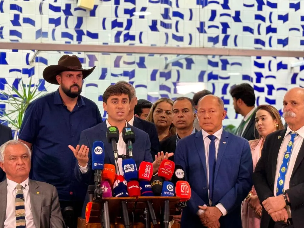 Filipe Martins participa da apresentação da PEC da Responsabilidade ao lado de Nikolas Ferreira