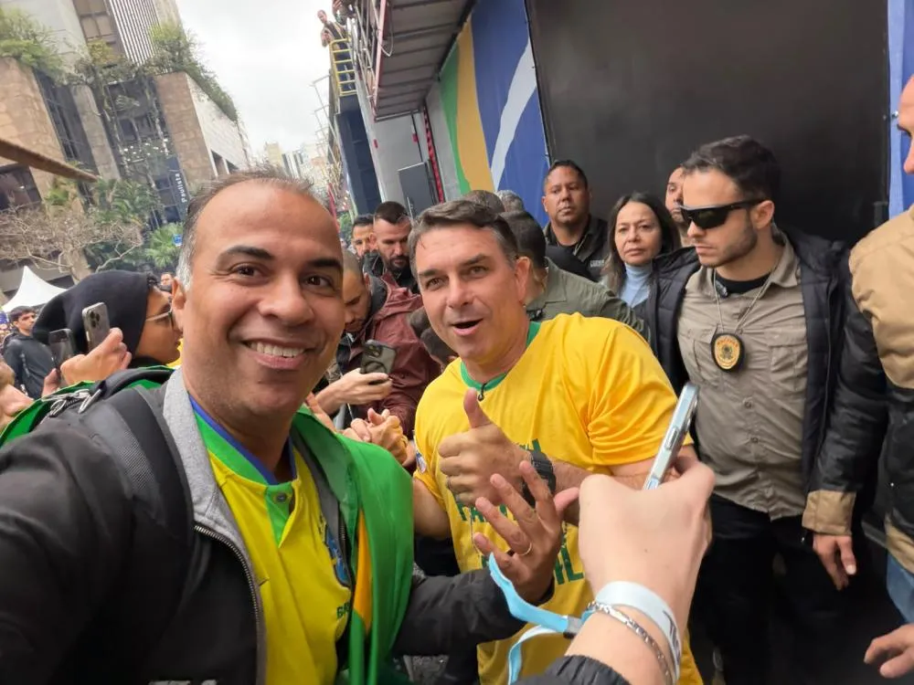 Filipe Martins participa de ato de Flávio Bolsonaro na Avenida Paulista