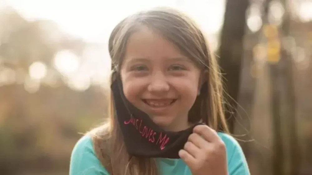 Após proibição de usar máscara com “Jesus te ama”, estudante tem vitória em processo judicial federal