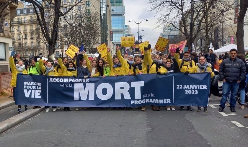 MARCHA CONTRA O ABORTO E EUTANÁSIA: Milhares foram às ruas de Paris no último domingo (22)