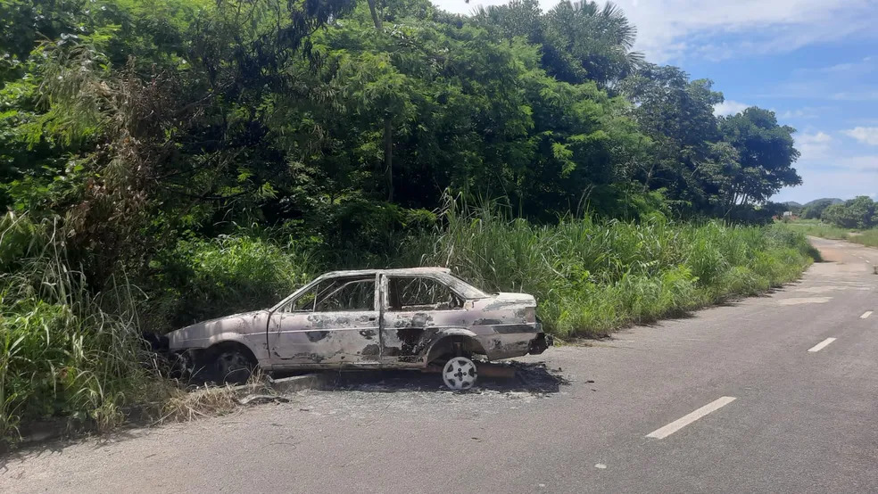 Homem encontrado morto em carro carbonizado: Mãe e filho são suspeitos de matá-lo e simular acidente de carro e alegam legítima defesa