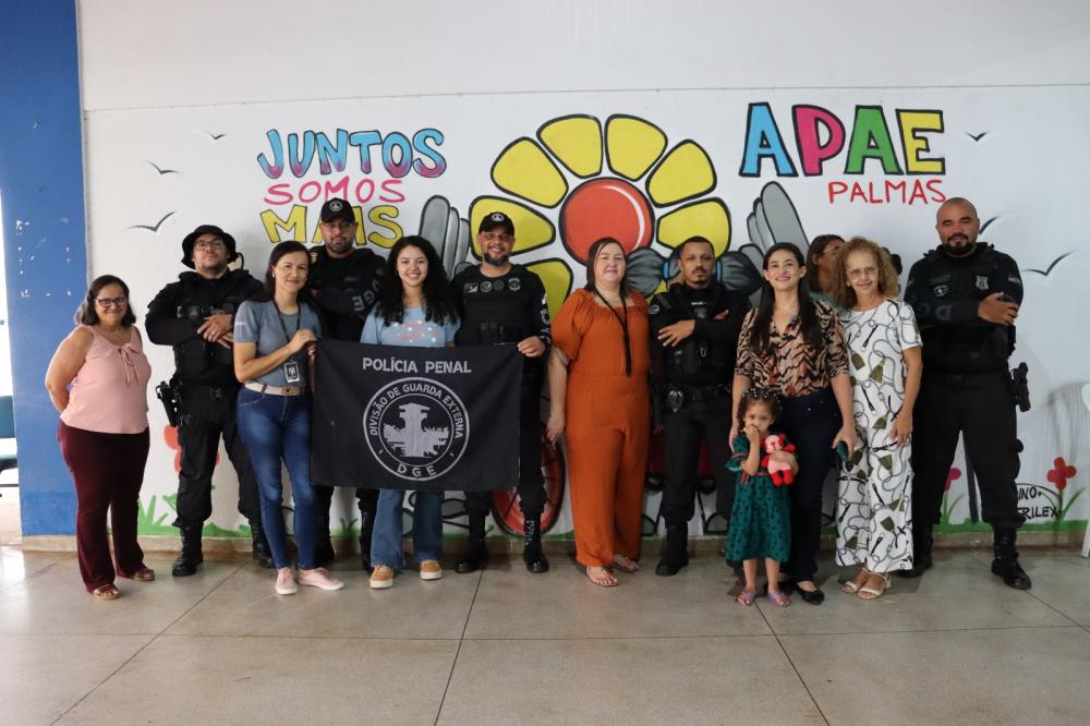 Sistema Penal do Tocantins realiza doação de bonecos de amigurumi produzidos por custodiados para assistidos da Apae de Palmas