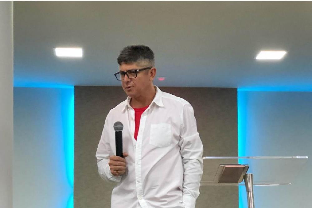 Pastor do trisal é preso após agredir uma das esposas