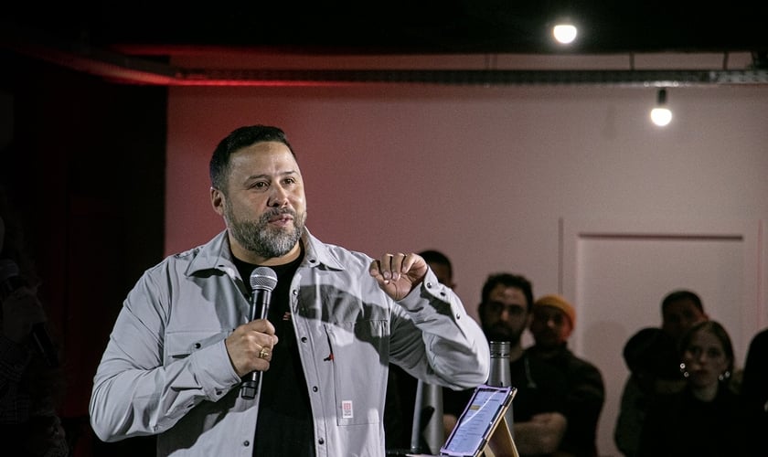 Jovem se volta para Jesus e vira pastor após levar um tiro