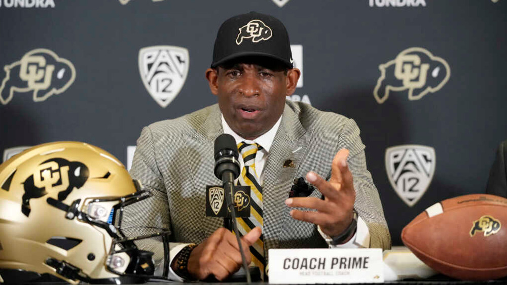 Deion Sanders, lenda da NFL vira alvo de ateus por orar com time: “Ele é técnico, não pastor”