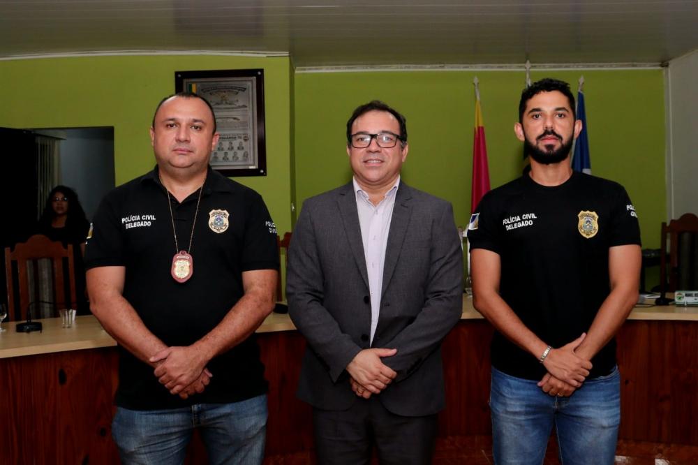 Em noite de homenagens a operadores de segurança pública, secretário Wlademir Costa vistoria delegacia em Nova Rosalândia que passa por obras de reforma e ampliação