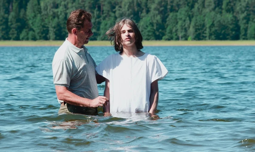 Pelo direito de fazer batismos em público, igreja vai a tribunal na Suíça