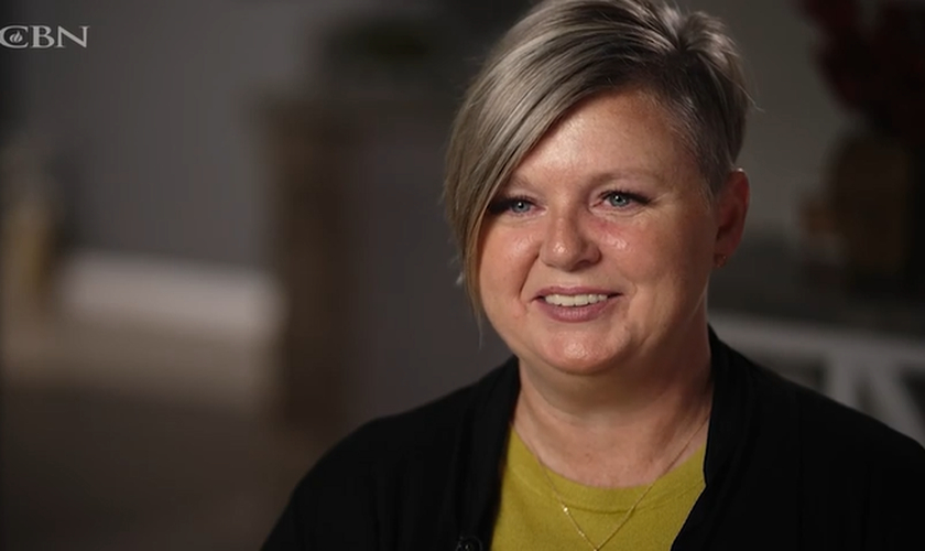 Alcoólatra é restaurada após ouvir a voz de Deus: 