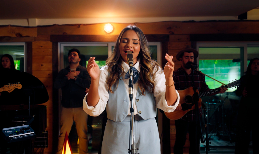 Cantora Julia Vitória apresenta a canção “Nós Te Adoramos”