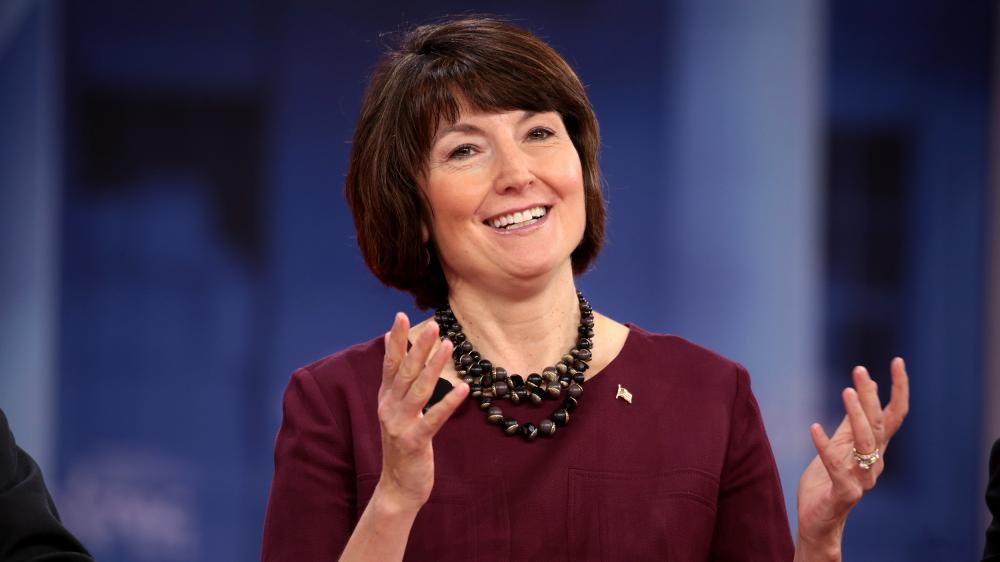 Deputada norte americana Cathy McMorris distribui a palavra de Deus: “A Bíblia mudou minha vida”