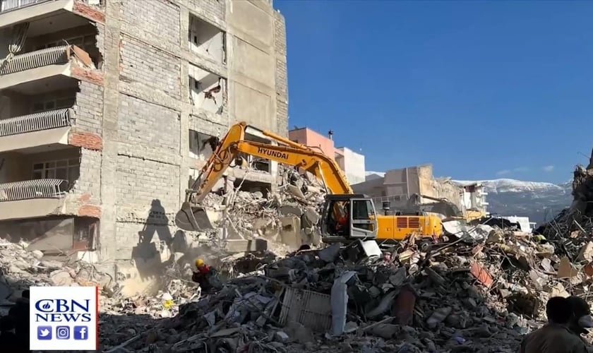 Sobreviventes ainda são encontrados nos escombros do terremoto