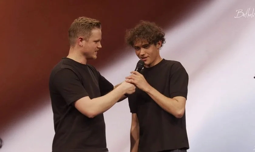 Estrela da Disney é batizado em igreja: ‘Jesus é meu Senhor e Salvador’