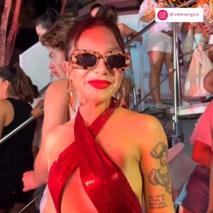 Ex-cantora gospel Priscilla Alcantara, canta em bloco de Ivete no 1º dia do Carnaval de Salvador