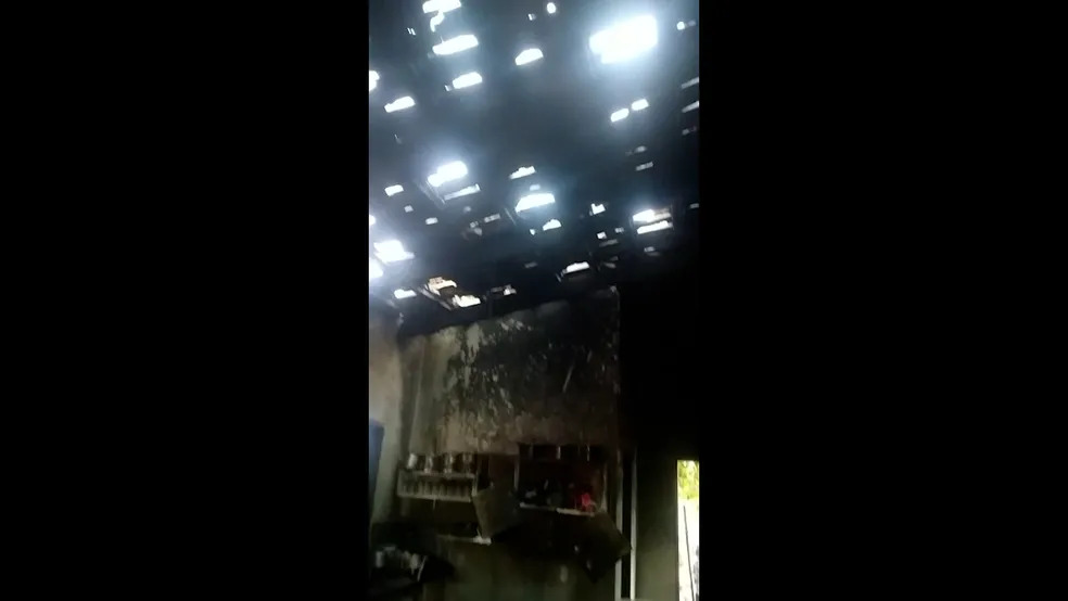 Casa pega fogo e fica parcialmente destruída após ser atingida por descarga elétrica de raio