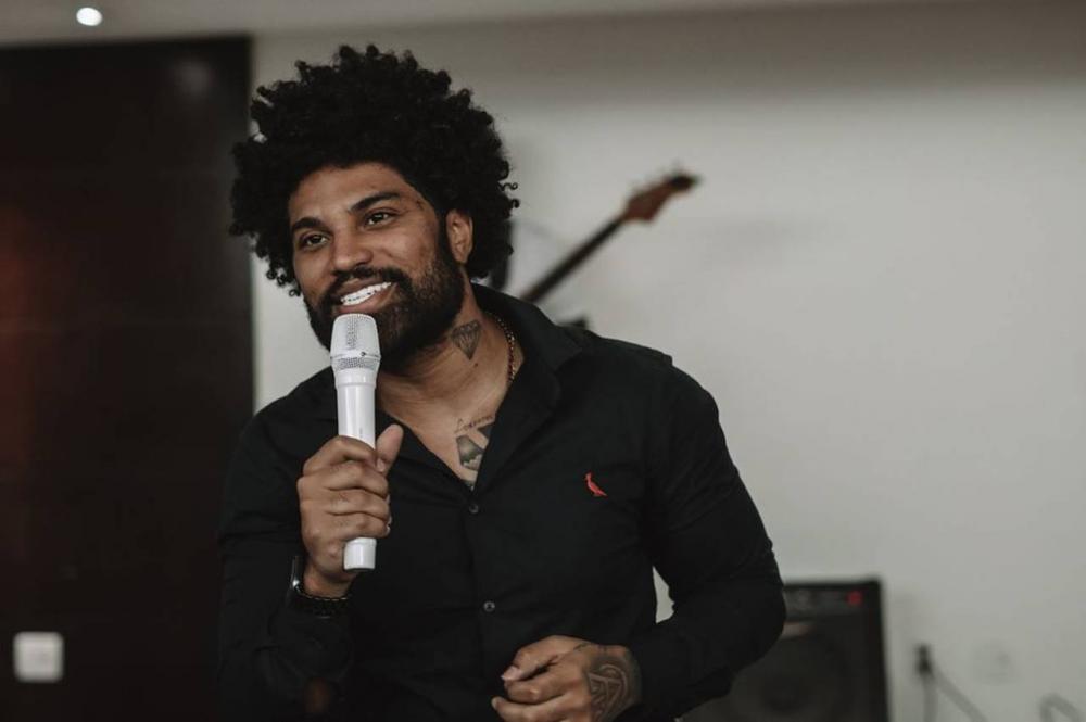 “Os Sonhos de Deus” do cantor Juninho Black toca na novela Vai na Fé