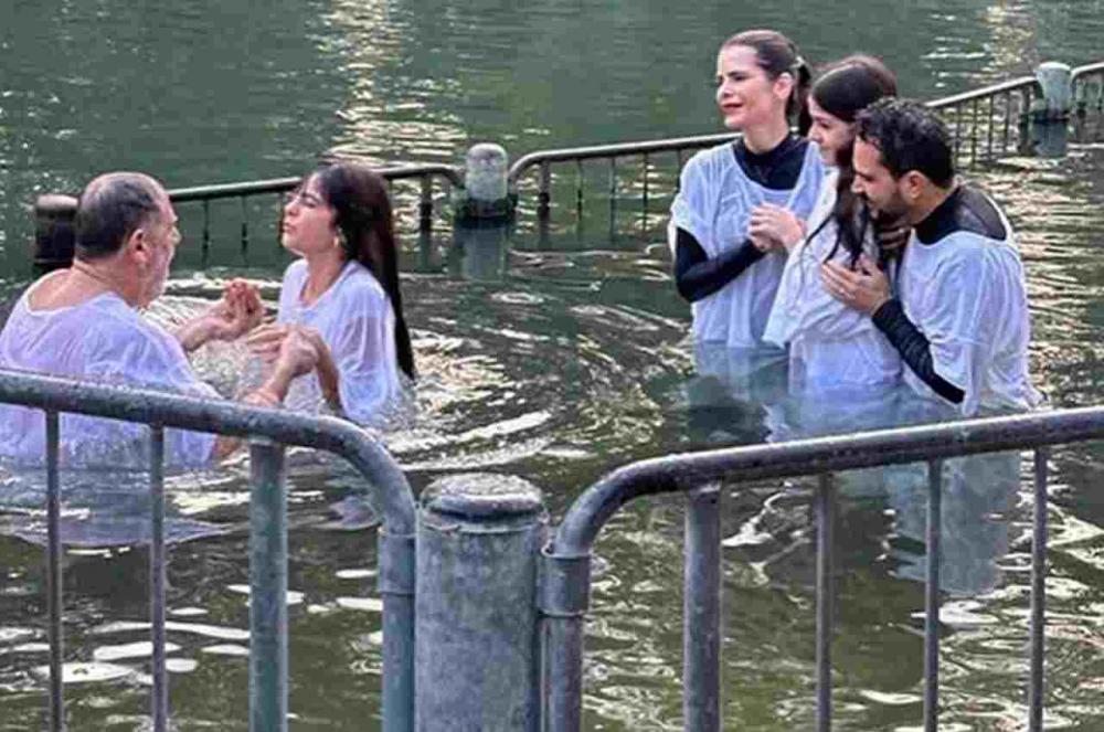 Cantor sertanejo Luciano Camargo é batizado no Rio Jordão durante viagem a Israel
