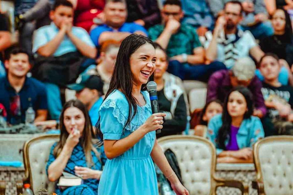 Forma de pregar de Vitória Souza causa polêmica na web