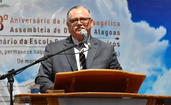 Pr. Orisvaldo faz culto no estacionamento, após templo da AD Alagoas ter que passar por reforma