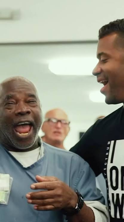 Russell Wilson estrela da NFL vai à prisão e ministra louvor a mais de 300 detentos