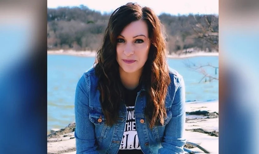 Mulher abandona ocultismo após visitar igreja: ‘Jesus pode te libertar’