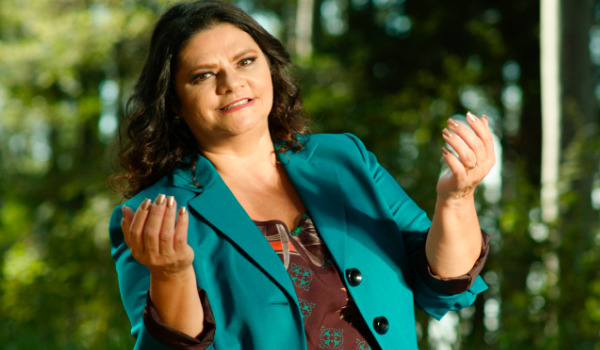 Léa Mendonça é internada com suspeita de infarto