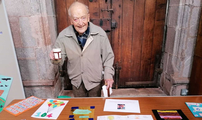 Idoso de 104 anos continua ensinando a Bíblia para crianças