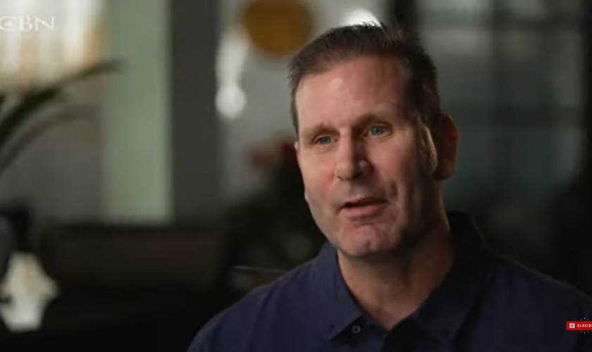 Viciado em drogas por 30 anos é liberto após ganhar uma Bíblia: “Jesus é meu Salvador”