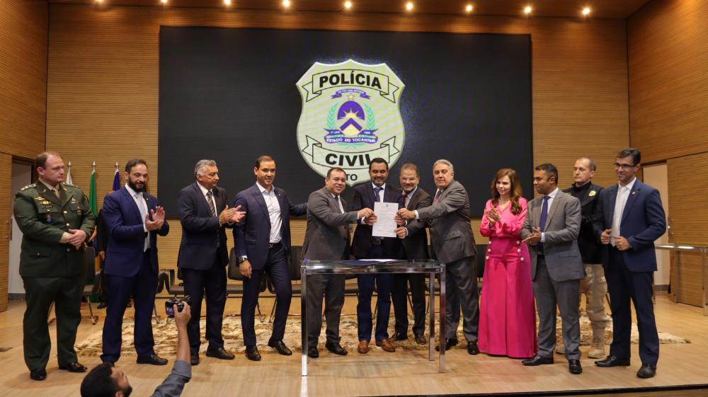 Policiais civis recebem medalhas de mérito durante solenidade em homenagem ao Dia da Polícia Civil
