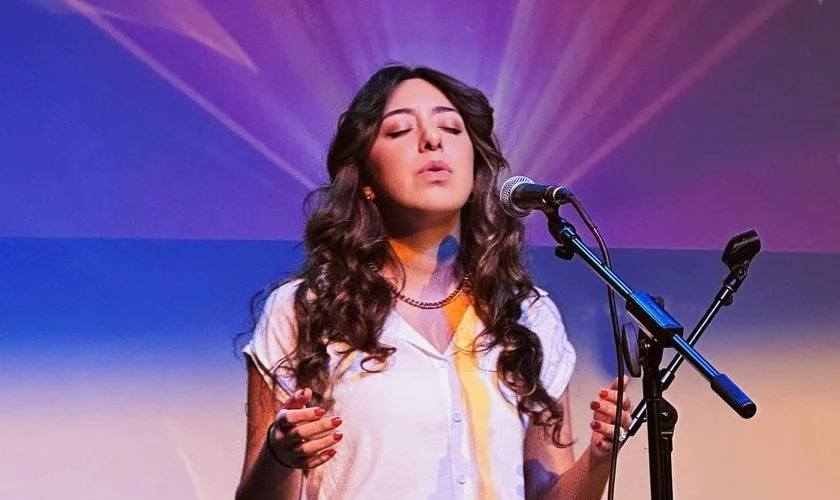 Ex-astróloga deixa Nova Era e alcança milhões com sua fé em Jesus: “Ele me libertou”