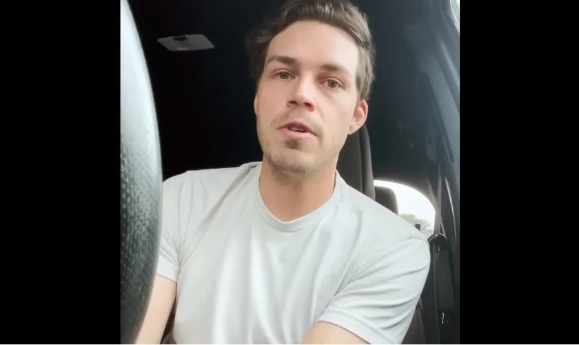 Ateu lê a Bíblia para confrontá-la, mas é convencido e declara: ‘As evidências apontam Jesus’