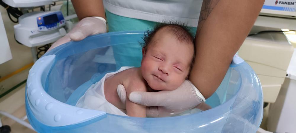 Hospital e Maternidade Dona Regina oferece terapia com ofurô para bebês prematuros