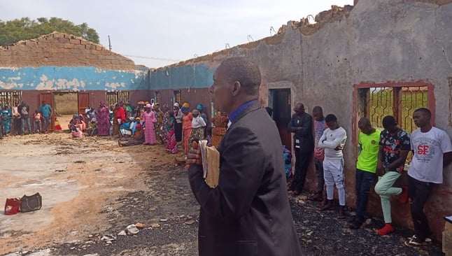 Cristãos adoram a Deus dentro de igreja queimada na Nigéria