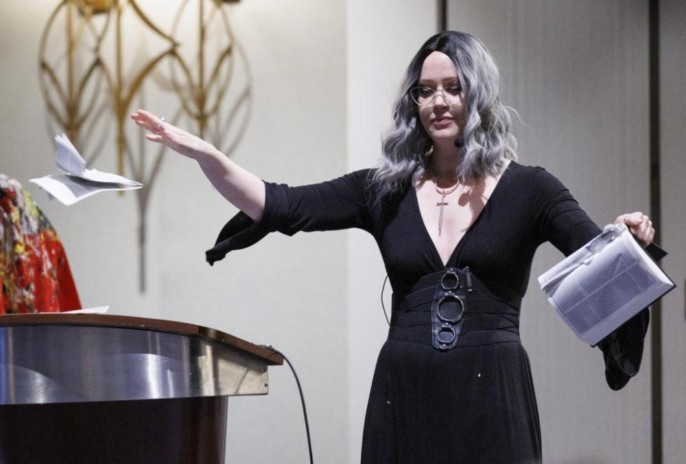 Bíblia é rasgada durante a maior reunião satânica da história nos EUA