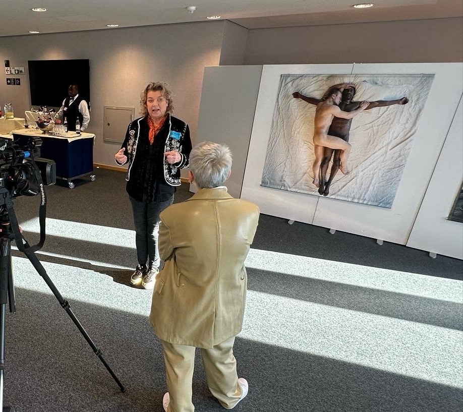 Exposição em Parlamento Europeu exibe “Jesus LGBT” e gera polêmica
