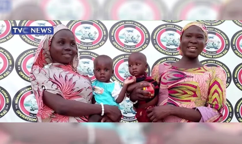 Duas alunas sequestradas por extremistas são resgatadas 9 anos depois