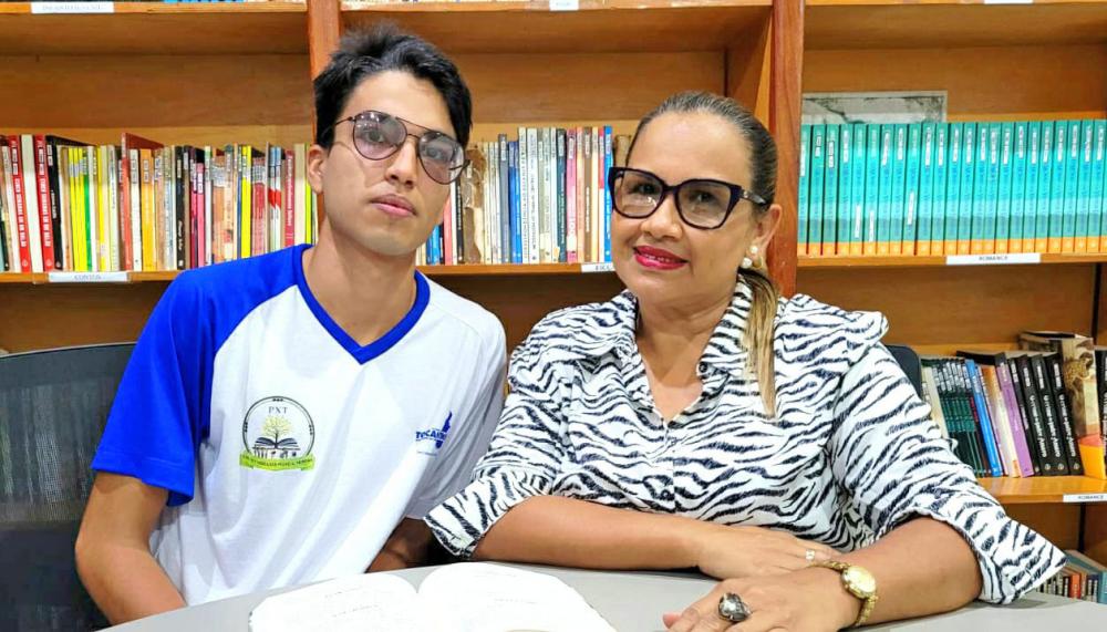 Com o apoio da mãe, o estudante Jean Carlo está seguindo um caminho de sucesso