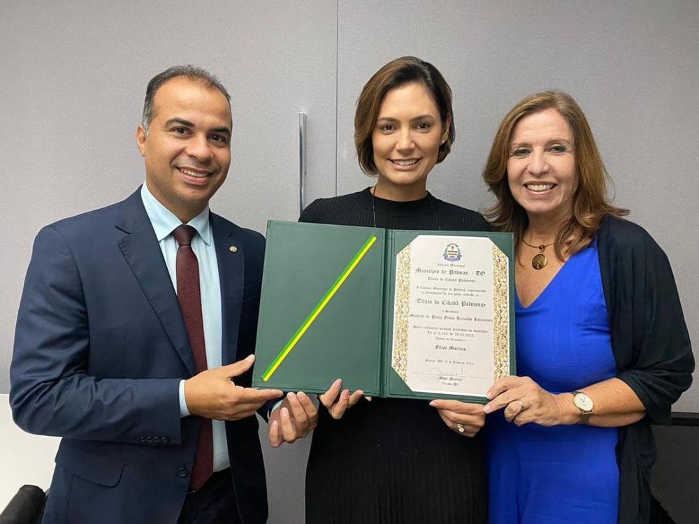 Filipe Martins entrega Título de Cidadã Palmense a Michelle Bolsonaro
