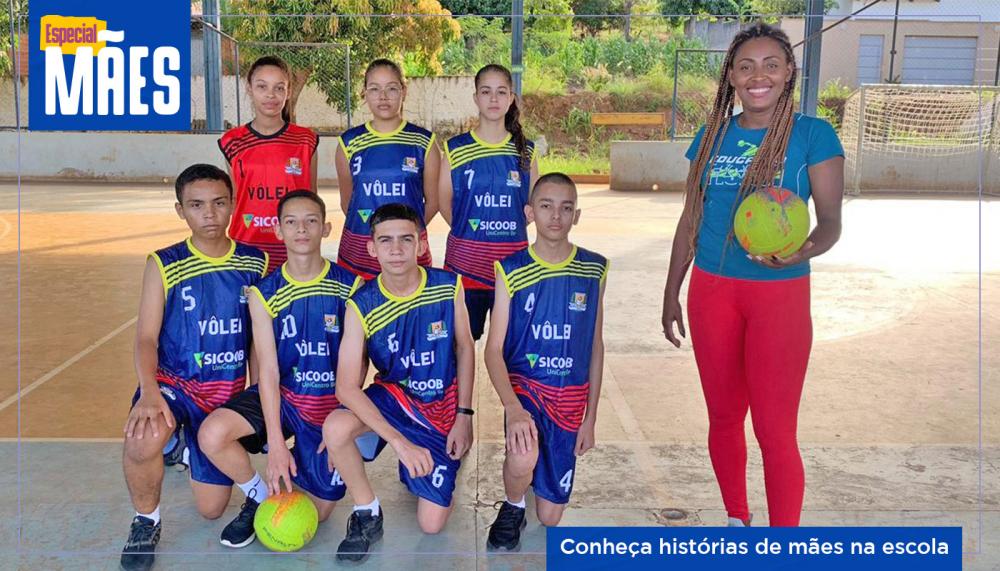 Mãe se torna treinadora de vôlei na escola da filha 