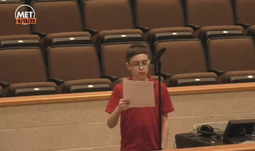 Aluno é punido da aula por camiseta com a frase: 'Só existem 2 gêneros'