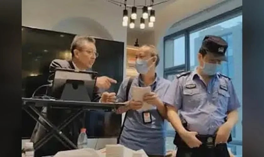 Na China, policiais interrompem cultos e prendem pastores