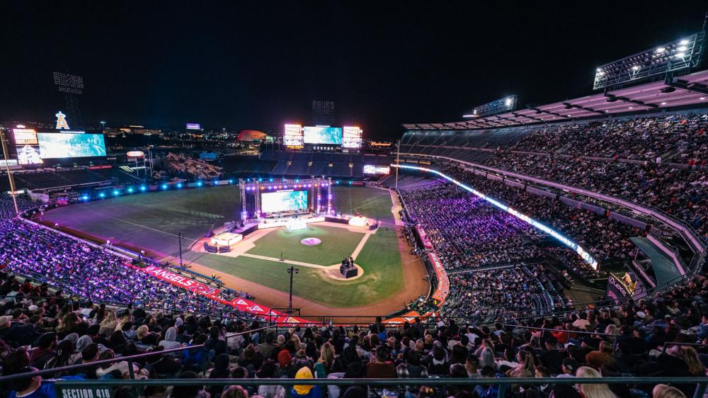 Mais de 8 mil pessoas recebem a Jesus Cristo em estádio