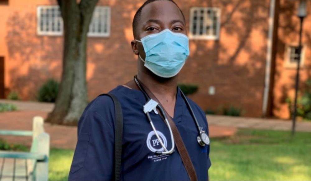 Africano órfão se forma em Medicina: “Deus providenciou tudo”