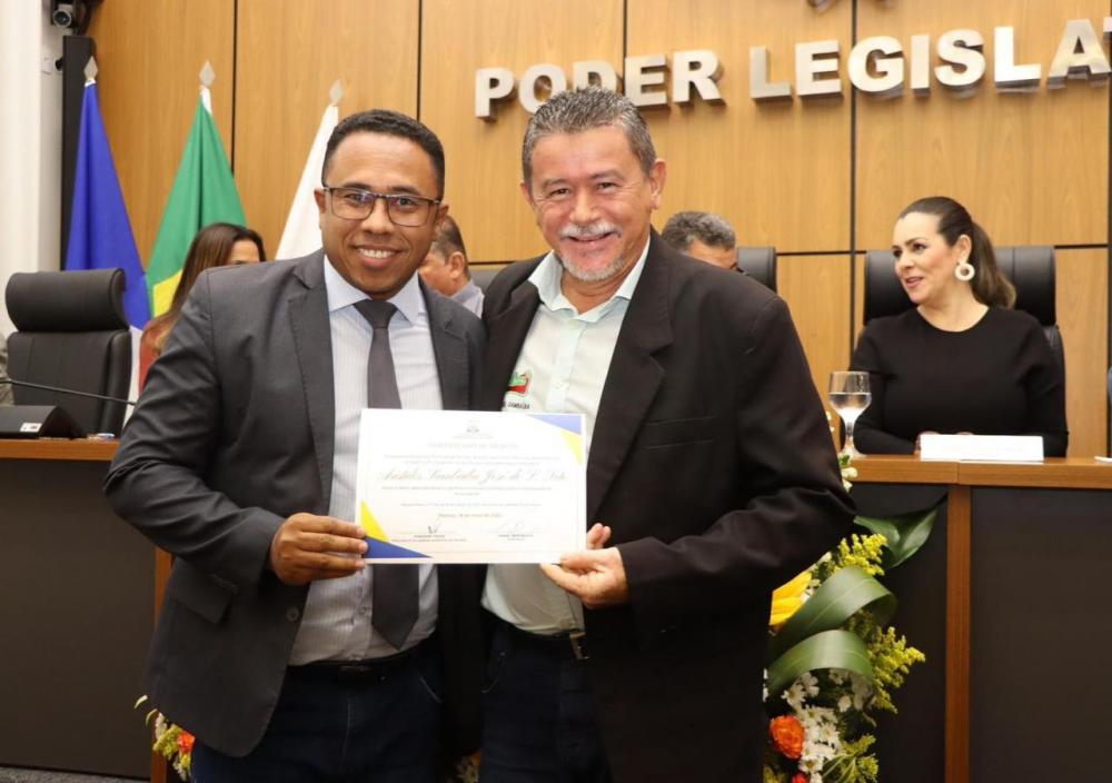 Vereador Daniel Nascimento entrega certificado “Cidadão Pioneiro” em Sessão Solene na Câmara Municipal 